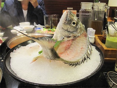 立鱼可以两食,除了刺身,椒盐炸骨,仲可以熬鱼汤.