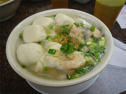 鱼蛋水饺米粉,鱼蛋弹牙,水饺多料味道好 九龙城的德昌鱼蛋粉)