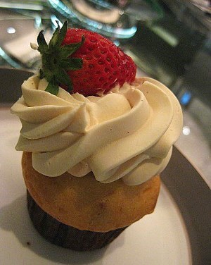 Strawberry Cupcake (<a href="http://www.openrice.com/restaurant/sr2.htm?shopid=25788"target="_blank">COCO</a>) (Photo by <a href="http://www.openrice.com/restaurant/commentdetail.htm?commentid=2000402&con=rvw"target="_blank">小漏漏</a>)