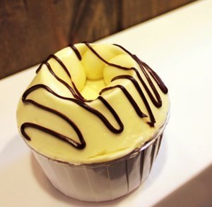 White Chocolate Cupcake (<a href="http://www.openrice.com/restaurant/sr1.htm?chain_id=10000304&chain_name=Awfully%20Chocolate%20%20(%E6%89%80%E6%9C%89%E5%88%86%E5%BA%97)&region=0&tc=sr2&con=branch"target="_blank">Awfully Chocolate</a>) (Photo by (<a href="http://www.openrice.com/restaurant/commentdetail.htm?commentid=2273868"target="_blank">Seaton</a>)