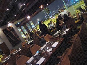 Wooloomooloo尖沙咀店可遠眺維港海景，店內裝潢亦甚有情調。(Photo by <a href="http://www.openrice.com/restaurant/commentdetail.htm?commentid=2117626">Yan~*</a>)